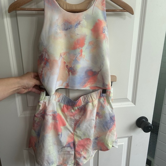 EUC athleisure set size XXL Old Navy watercolor floral. Crop tank and shorts set - Picture 2 of 11